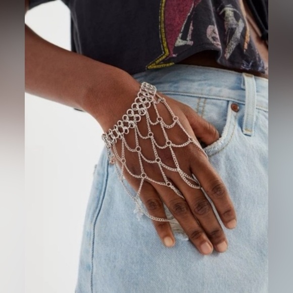 URBAN OUTFITTERS Bundle of Silver Chain Bracelet and ear cuff earrings set of 2 - Picture 1 of 13